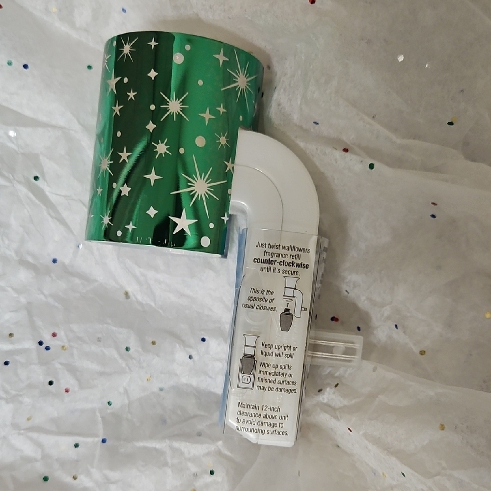 Bath & Body Works Festive Green Tree Wallflower Plug - Picture 2 of 2